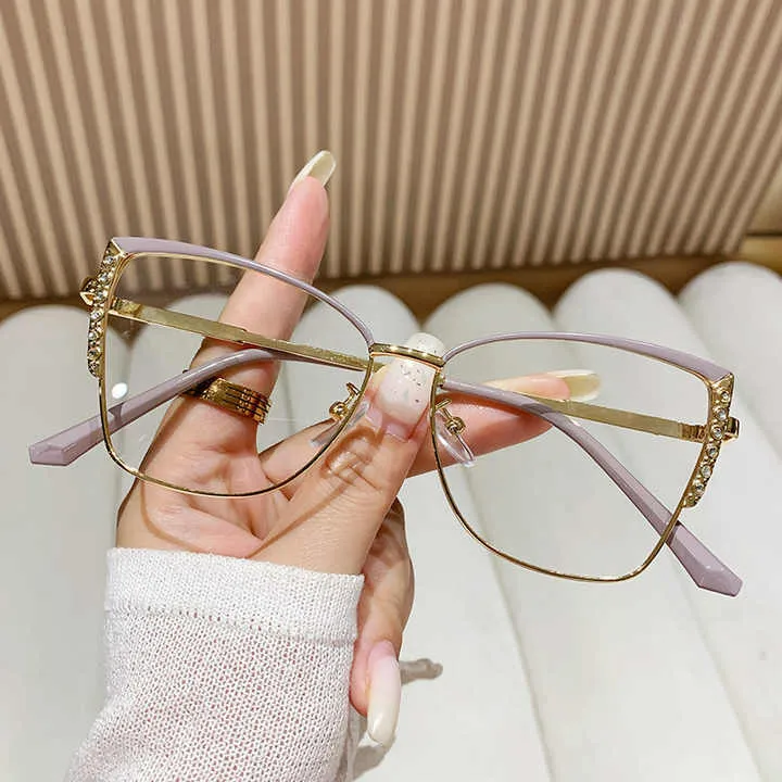 نظارات فوتوكرومية عصرية للنساء Fashionable photochromic glasses for women