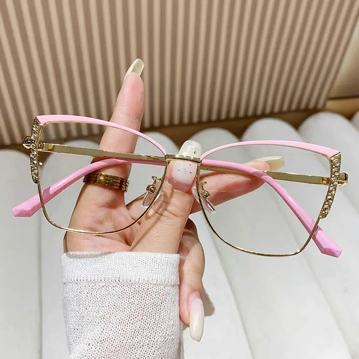 نظارات فوتوكرومية عصرية للنساء Fashionable photochromic glasses for women