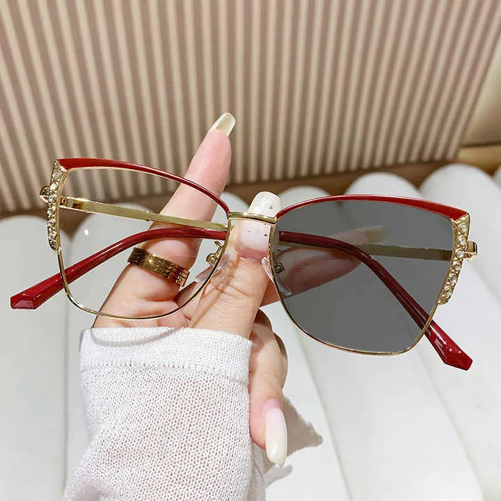 نظارات فوتوكرومية عصرية للنساء Fashionable photochromic glasses for women