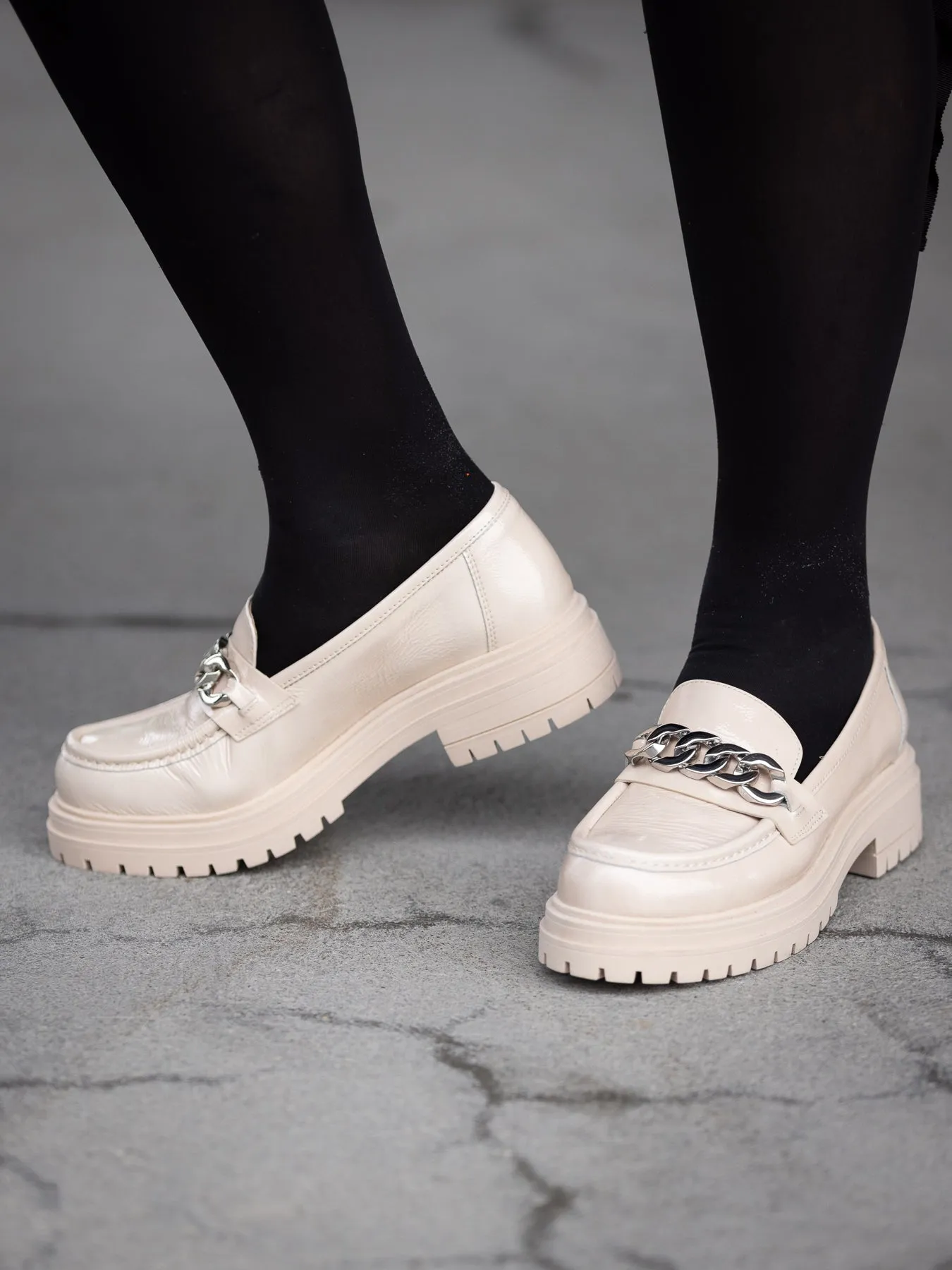 Bello Loafer i lys beige skinnlakk med slvlenke