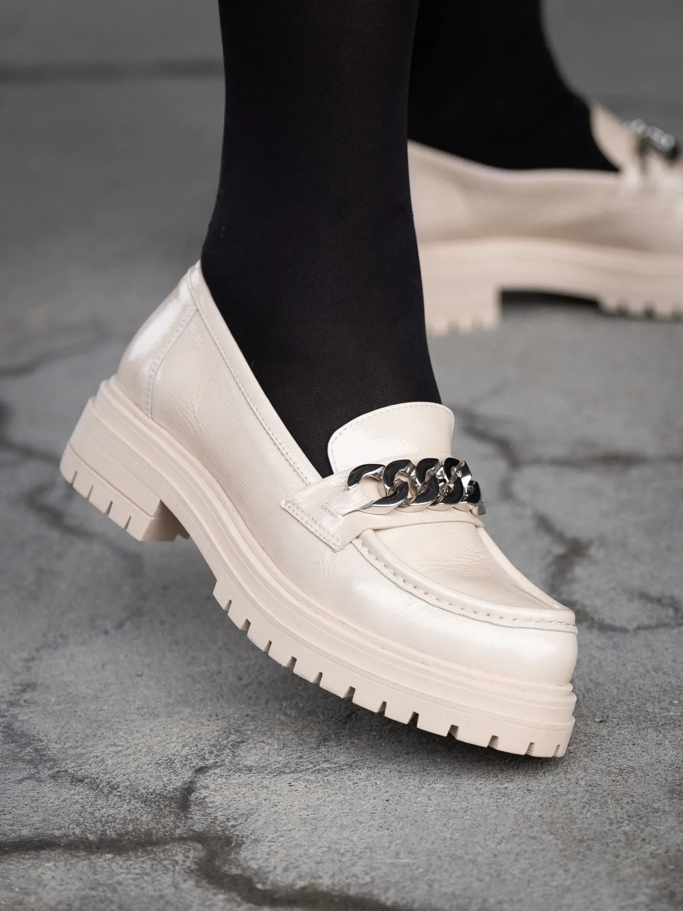 Bello Loafer i lys beige skinnlakk med slvlenke
