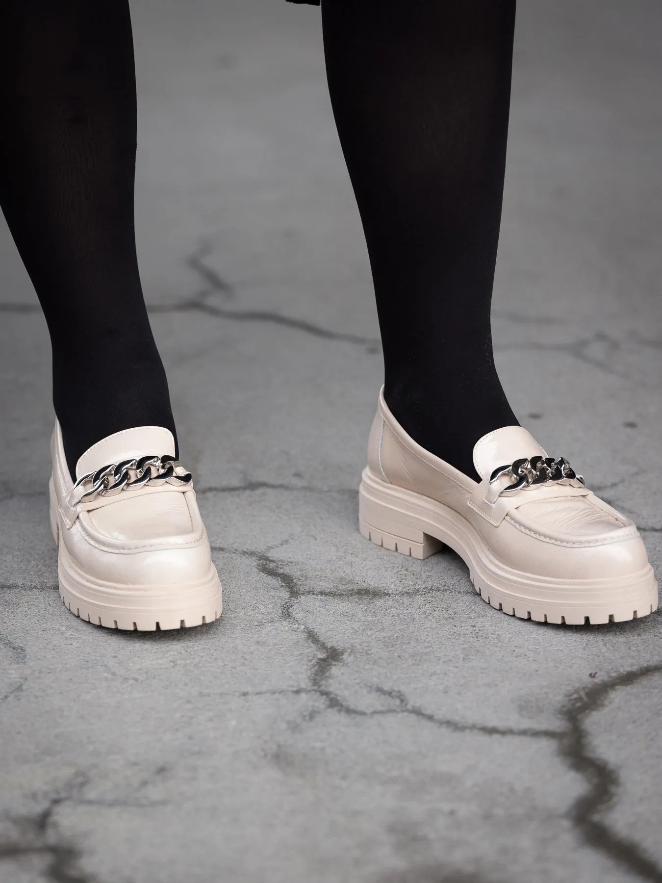 Bello Loafer i lys beige skinnlakk med slvlenke