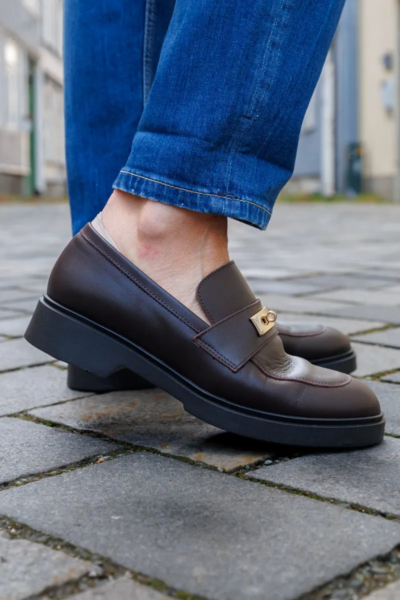 KMB Brun enkel loafer med gullspenne