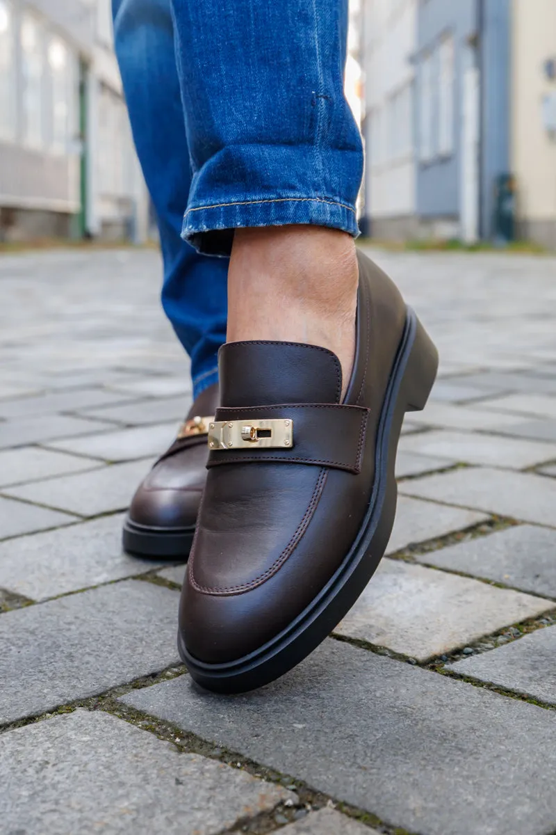 KMB Brun enkel loafer med gullspenne