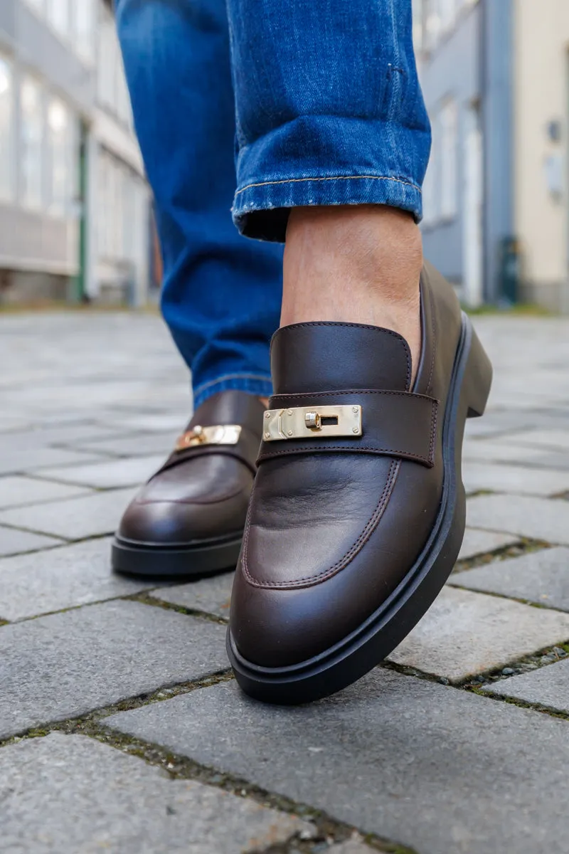 KMB Brun enkel loafer med gullspenne