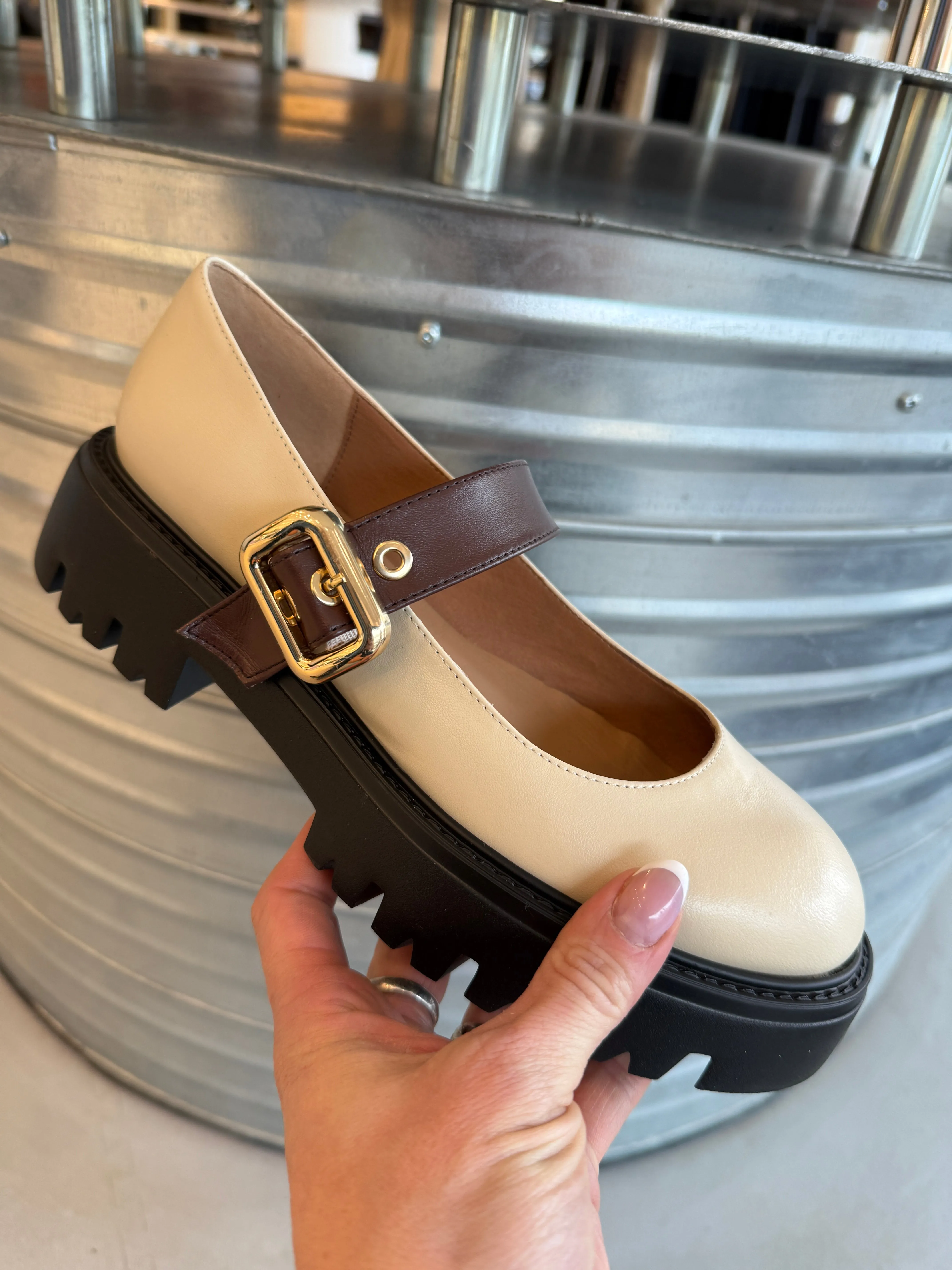 KMB Loafer i beigt skinn med brun rem