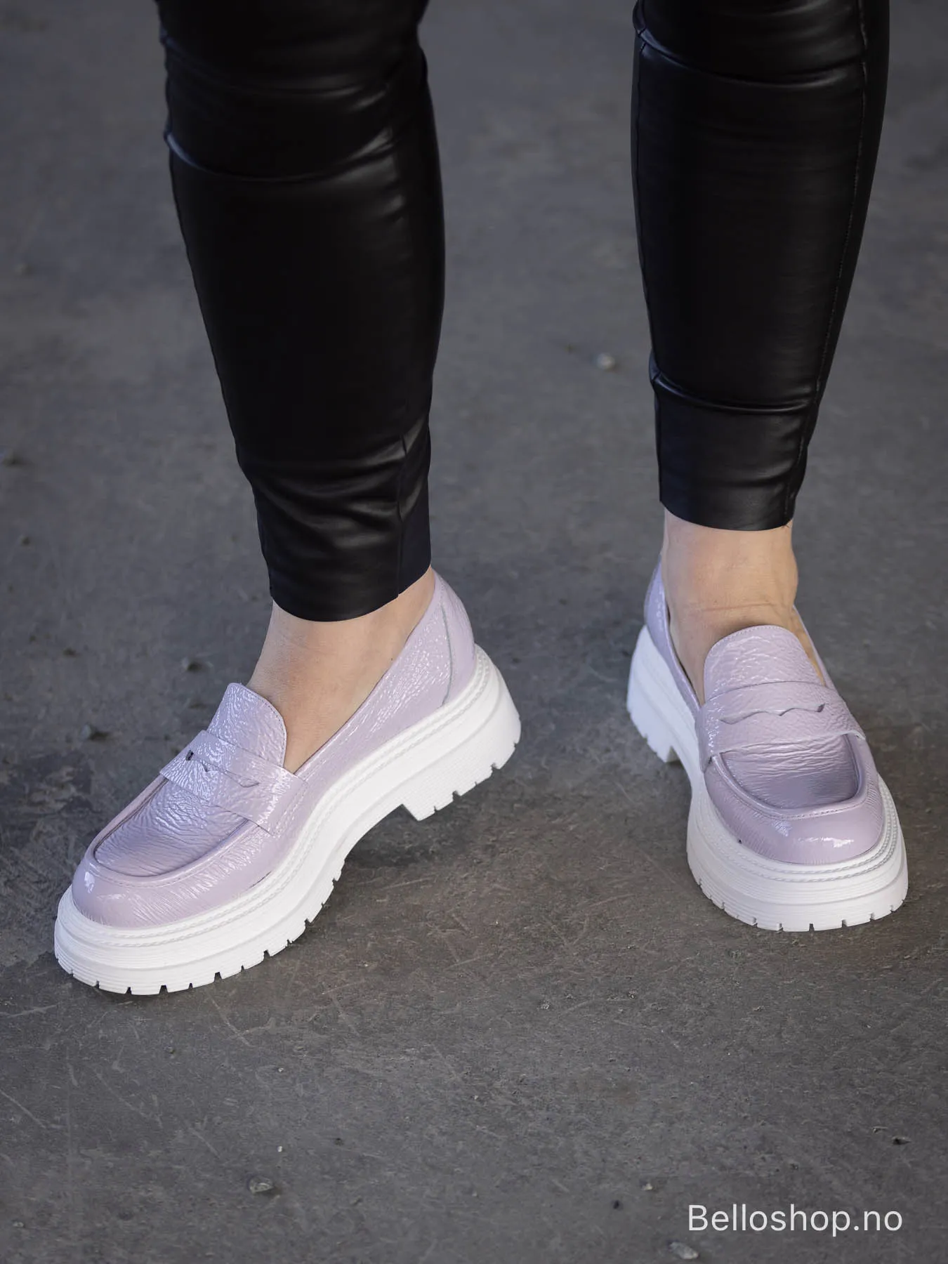 Laura Bellariva Loafer i lys lilla lakk med hvit sle