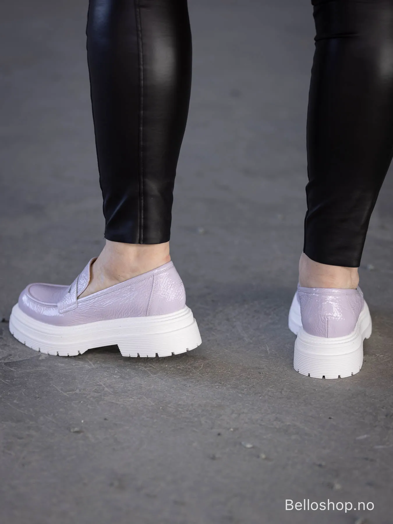 Laura Bellariva Loafer i lys lilla lakk med hvit sle