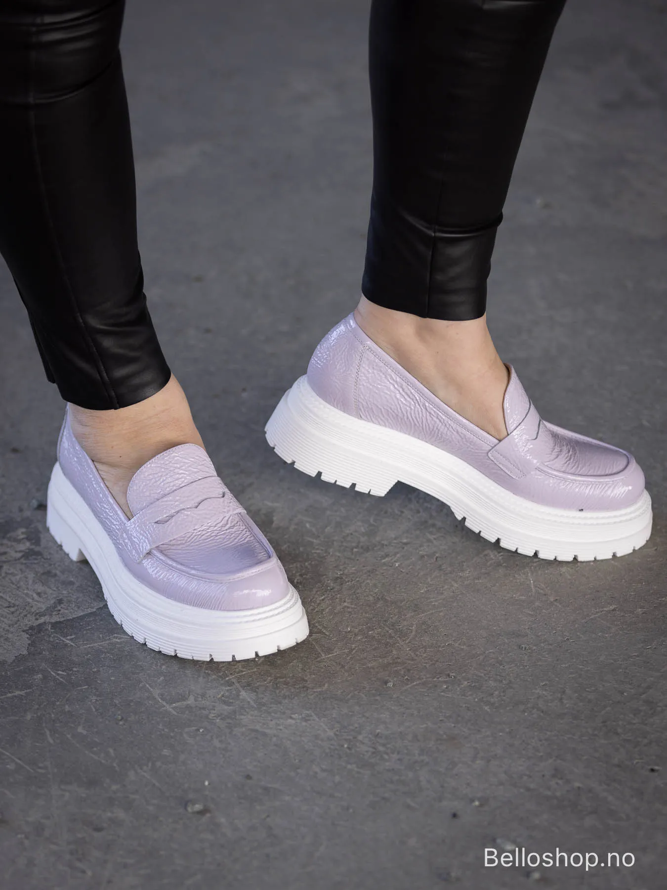Laura Bellariva Loafer i lys lilla lakk med hvit sle