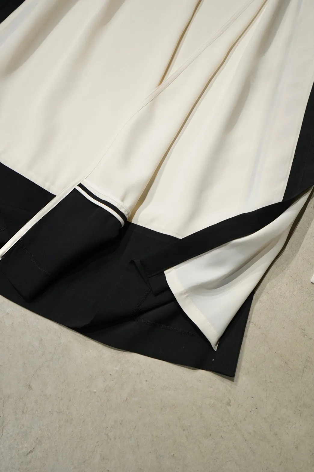 SATORU SASAKI WRAPAROUND SKIRT(WHITE/BLACK)