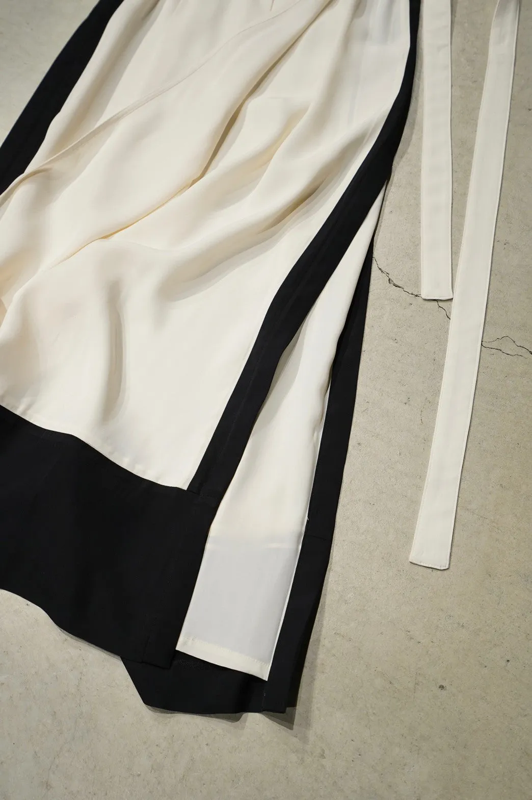 SATORU SASAKI WRAPAROUND SKIRT(WHITE/BLACK)