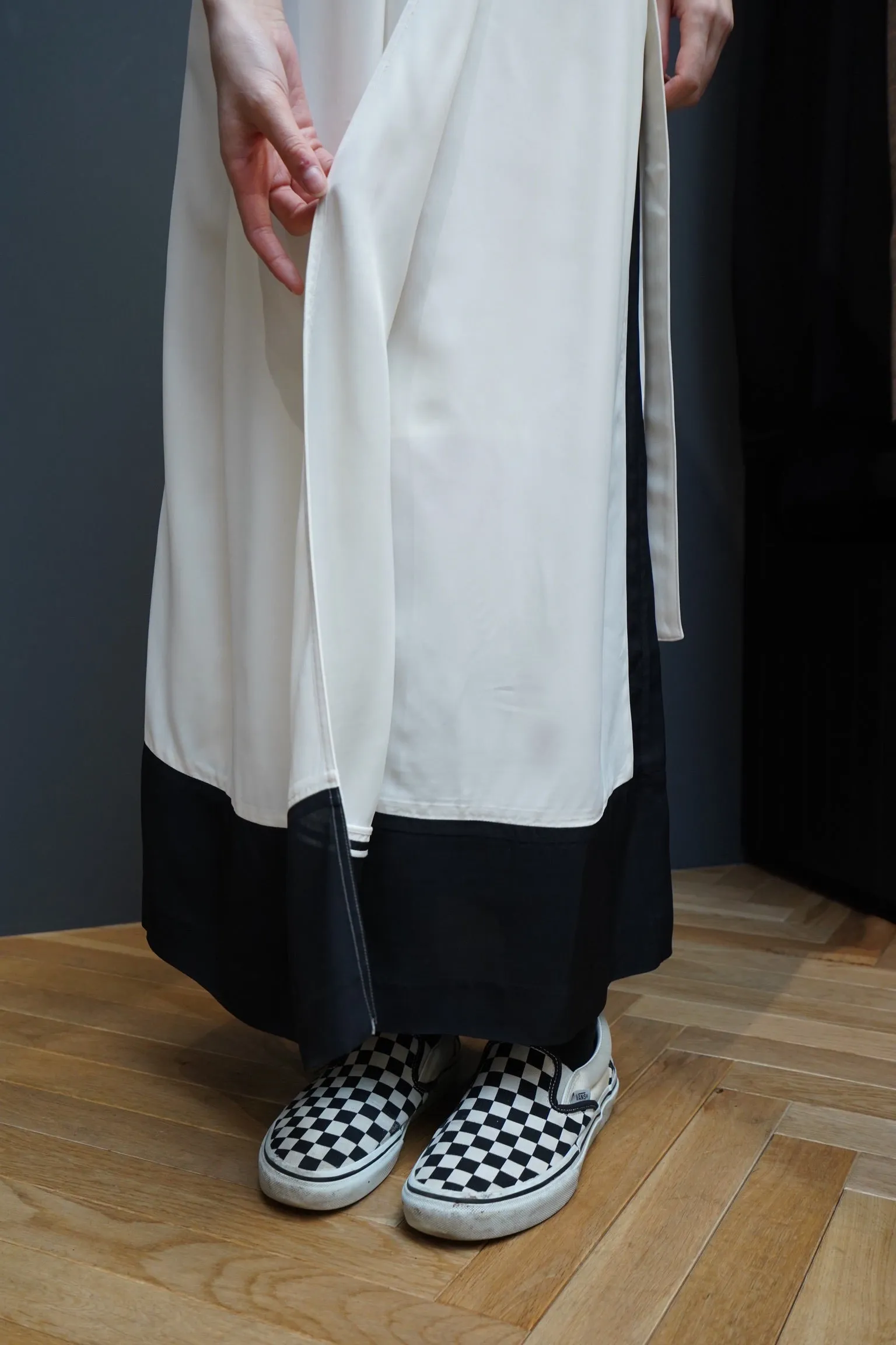 SATORU SASAKI WRAPAROUND SKIRT(WHITE/BLACK)