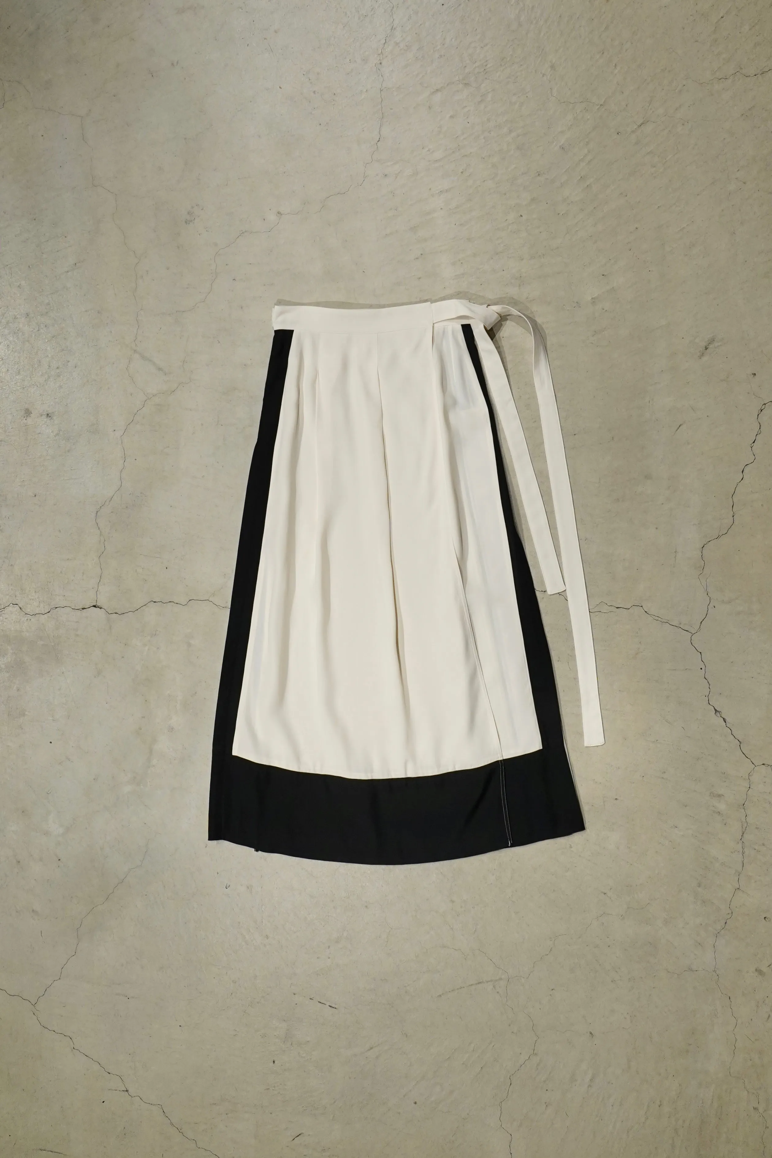 SATORU SASAKI WRAPAROUND SKIRT(WHITE/BLACK)