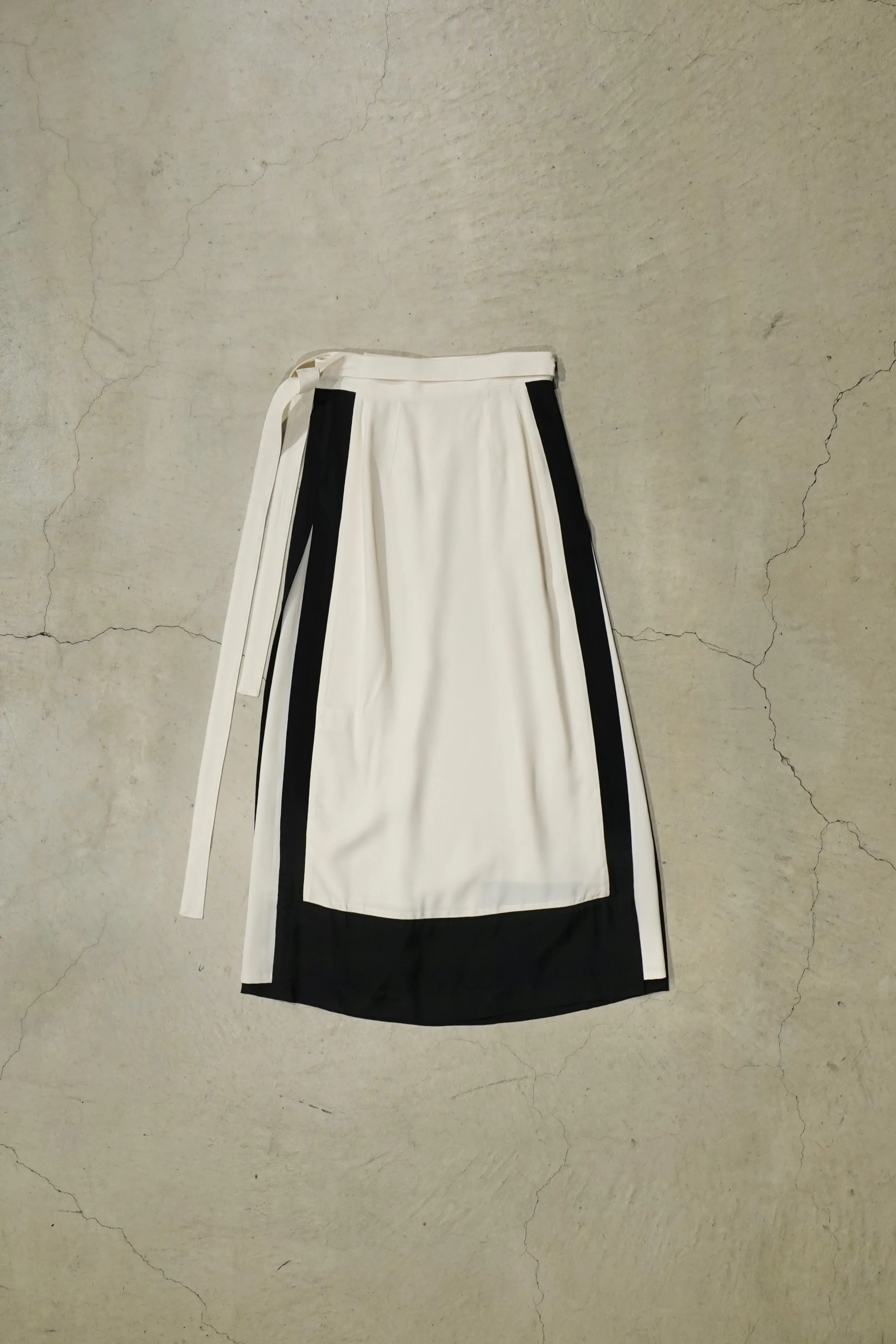 SATORU SASAKI WRAPAROUND SKIRT(WHITE/BLACK)