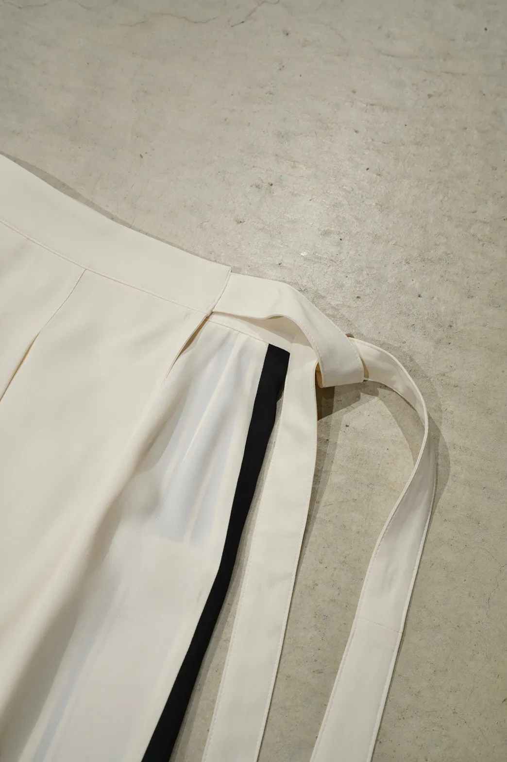 SATORU SASAKI WRAPAROUND SKIRT(WHITE/BLACK)