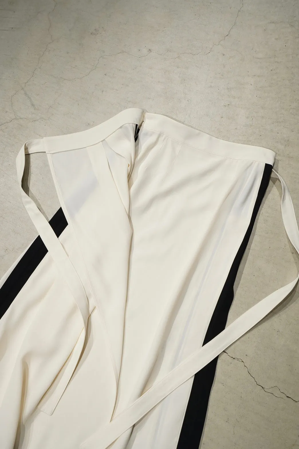 SATORU SASAKI WRAPAROUND SKIRT(WHITE/BLACK)